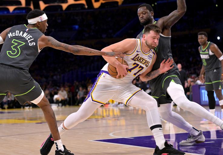 Dončić je bil v prvi četrtini izjemno razpoložen, dosegel je 16 od skupno 28 točk Lakersov. | Foto: Reuters