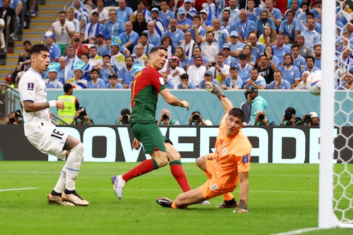 SP Portugalska Urugvaj Cristiano Ronaldo | Posebna tehnologija v žogi je potrdila, da se Cristiano Ronaldo pri prvem golu Portugalcev ni dotaknil žoge. Oba gola je tako dosegel Bruno Fernandes. | Foto Reuters