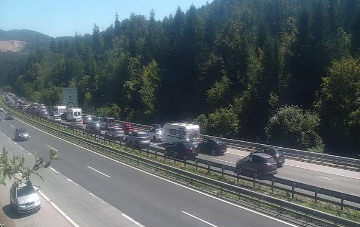 zastoj, AC proti Primorski | Da bi omilili in preprečili možnost prometne nesreče, udeležencem v prometu med drugim svetujejo, da naj v stoječi koloni ne zapuščajo vozil in naj ne hodijo po avtocesti. Ustvarijo naj reševalni pas, navigacijski sistemi naj jim bodo zgolj v pomoč, prioriteti naj bosta osredotočenost na cesto in spremljanje trenutnih aktualnih informacij vzdolž njihove načrtovane poti. | Foto promet.si