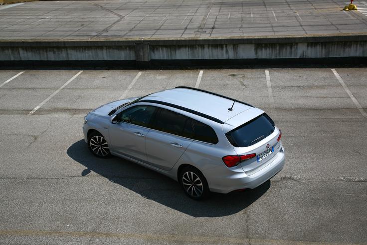 V kombinaciji z živahnim, skoraj športnim turbodizlom 1.6 multijet in z natančnim menjalnikom (ročica!) je takšen tipo poskočen avtomobil, primeren za mestne, primestne, upoštevaje njegove zmogljivosti pa tudi za avtocestne vožnje. | Foto: Vinko Kernc