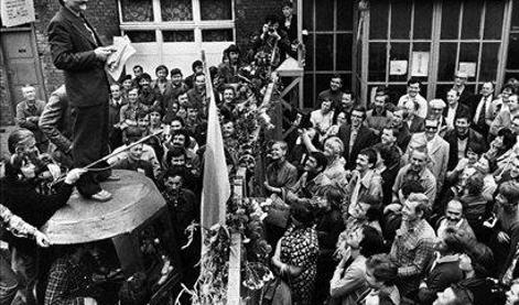 Lech Walesa, ikona poljskega boja za demokracijo, v bolnišnici