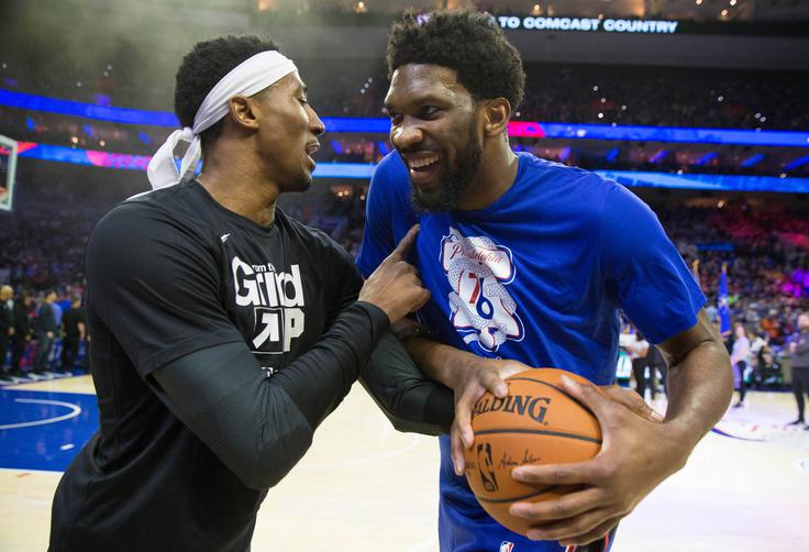 Center Philadelphia 67ers Joel Embiid (desno) je povsem zasenčil Rondaeja Hollisa-Jeffersona (Brooklyn). | Foto: Reuters