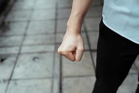Trije neznanci vdrli k spečemu moškemu, ga pretepli in oropali