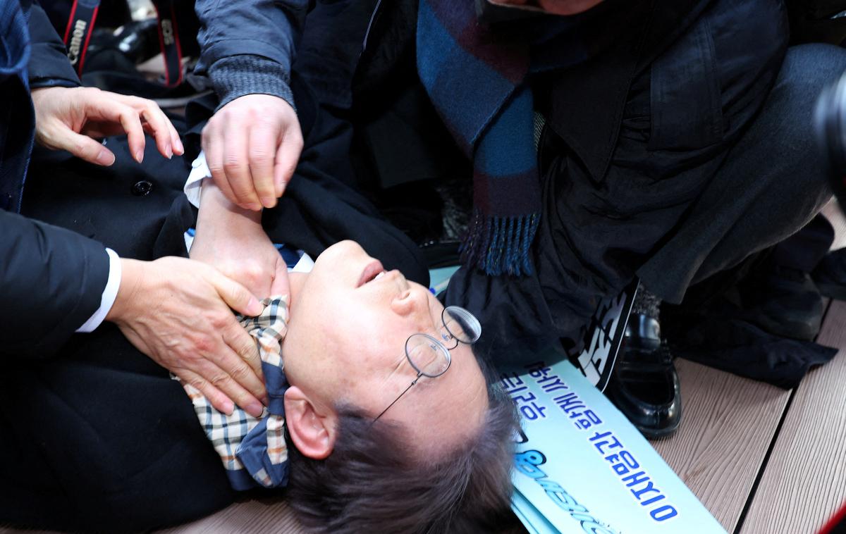 Lee Jae-myung | Poškodovanega politika, ki ni v smrtni nevarnosti, so prepeljali v bolnišnico. Policija v Busanu je po poročanju južnokorejske tiskovne agencije Chosun Ilbo sporočila, da ima Lee en centimeter dolgo rano na vratu in da je pri zavesti. | Foto Reuters
