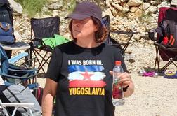Slovenska novinarka na Hrvaškem razburila z jugoslovansko zastavo