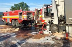 Tragedija na Slovaškem: med posredovanjem v nesreči se je v gasilce zaletel tovornjak, dva sta umrla