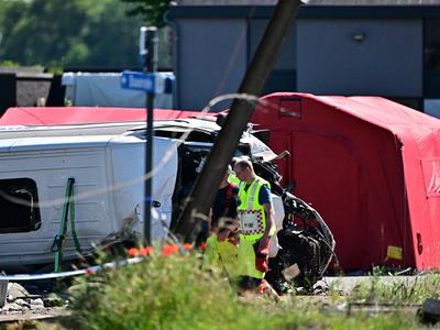 Tragedija: vlak trčil v šolski avtobus, več smrtnih žrtev