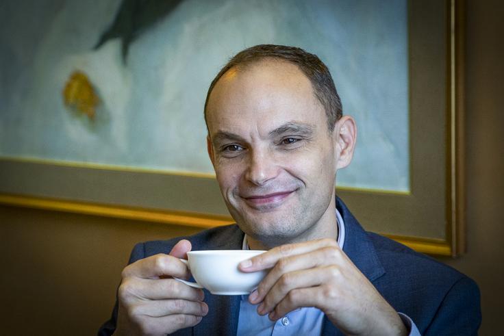 "Temna sila" Anže Logar, ki ga je v prvem krogu podprl nepričakovano visok delež volivcev, proti kateremu se s svojimi pristaši "bori" premier Robert Golob. | Foto: Ana Kovač
