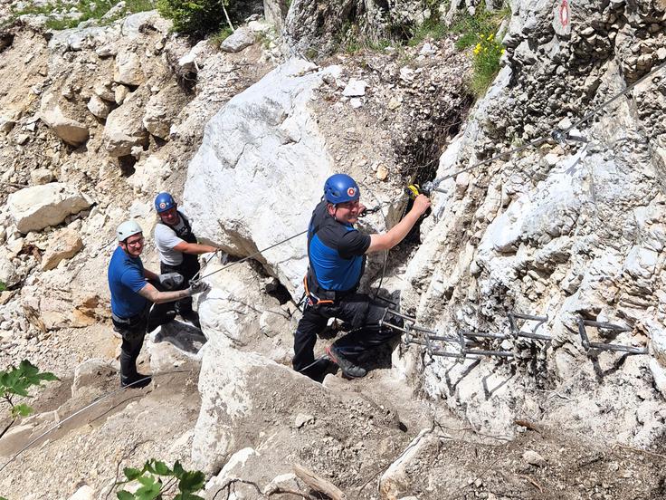 Tehnična skupina markacistov PZS je traso Pastirske poti od Suhadolnika na Kokrsko sedlo v spodnjem delu nekoliko prestavila, višje pa so pot sanirali in ustrezno zavarovali, saj je ujma pustila velike posledice.  | Foto: Jurij Videc