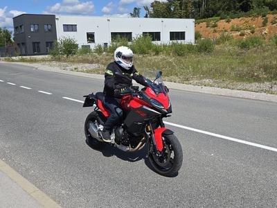 Kakšen motocikel dobimo za 14 tisoč evrov? Vozimo ga vsakdan in še na potovanja.