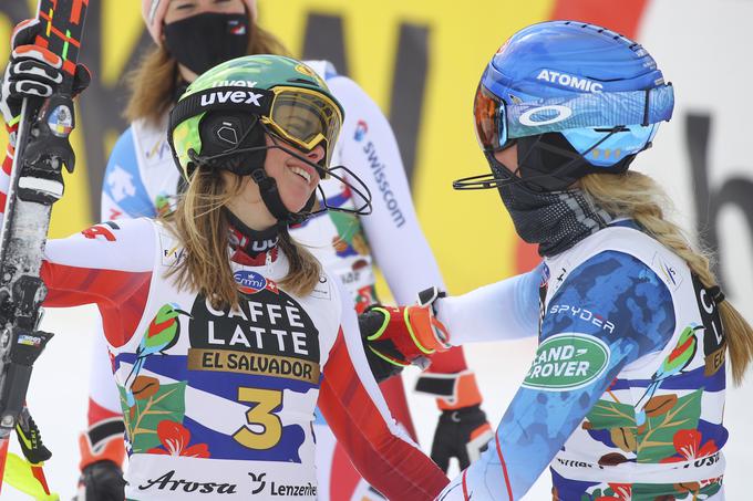 Shiffrinova čestita Liensbergerjevi za zmago na tekmi in seštevku slaloma. | Foto: AP / Guliverimage