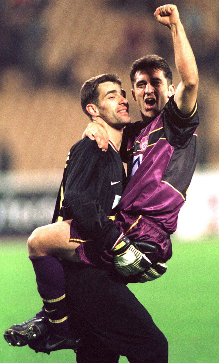 Veselje nogometašev Maribora po zgodovinski zmagi v Kijevu. Marko Simuenović in Marinko Galić. | Foto: Reuters