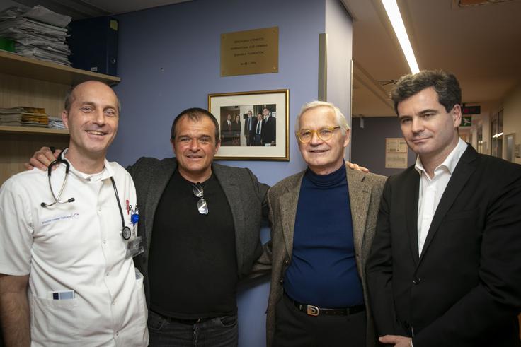 Dr. Enver Melkić, prof. dr. Peter Černelč, že omenjeni prof. dr. Zver in doc. dr. Matjaž Sever poleg table, ki spominja na donacijo fundacije Joseja Carrerasa ljubljanski kliniki. | Foto: Bojan Puhek