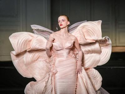 Glamurozna visoka moda je v Parizu poskrbela za obilo pozornosti
