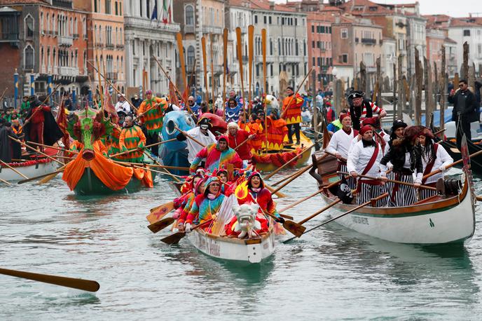 Beneški karneval | Dogajanje se ne bo odvijalo samo na ulicah, temveč tudi na vodi, ko bo v nedeljo vzdolž Velikega kanala oz. Canal Grande potekala parada tradicionalno okrašenih gondol in čolnov. | Foto Reuters