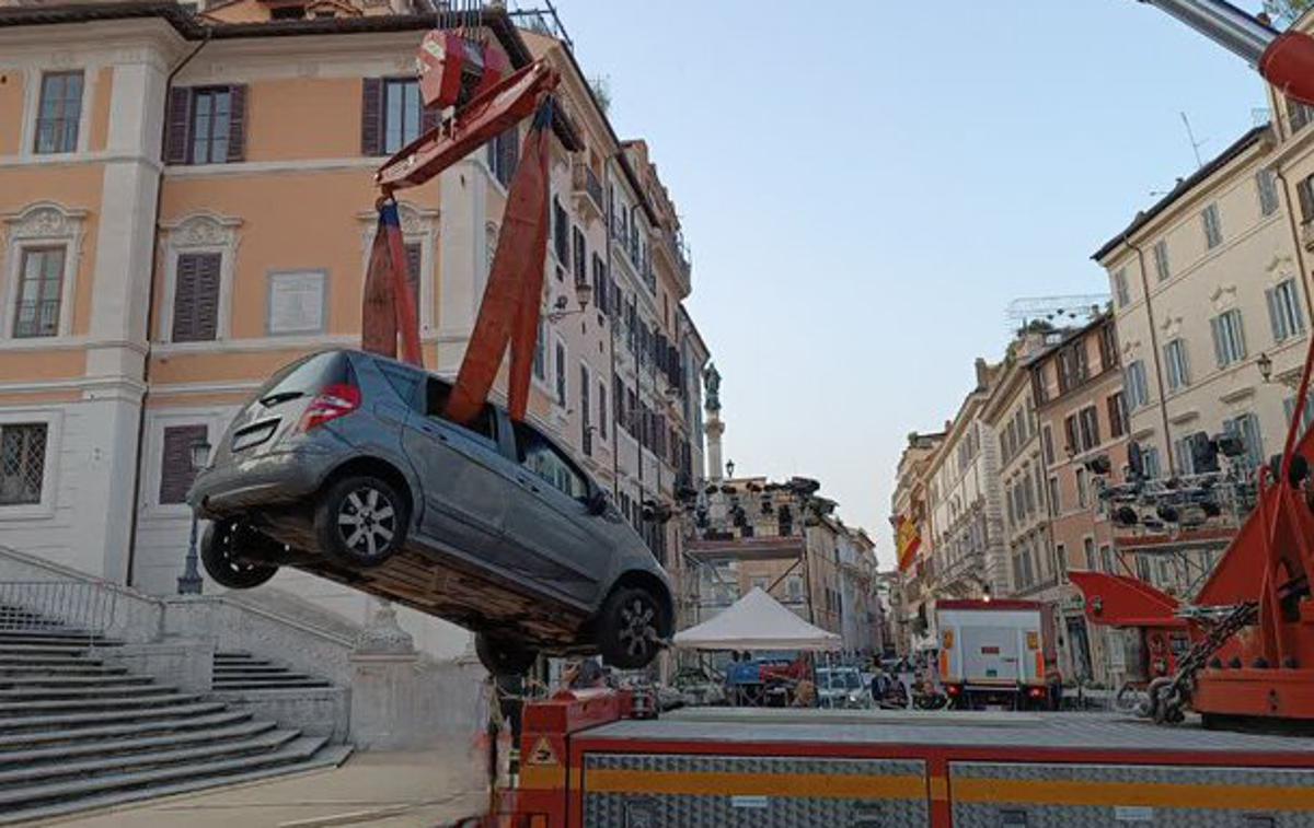 avtomobil, Španske stopnice | Gasilci so nato z velikim žerjavom avtomobil odstranili s stopnišča, moškemu pa je policija izdala globo. | Foto Vigili del Fuoco