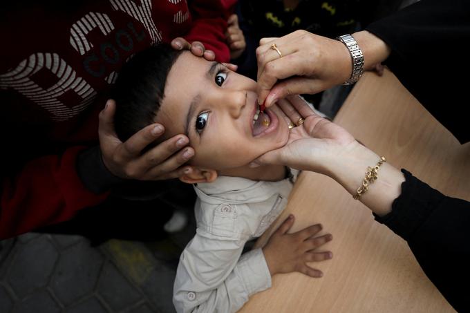 Cepljenje otrok v Gazi proti otroški paralizi se je začelo 1. septembra, potem ko so na obleganem ozemlju potrdili prvi primer te bolezni po 25 letih. | Foto: Reuters