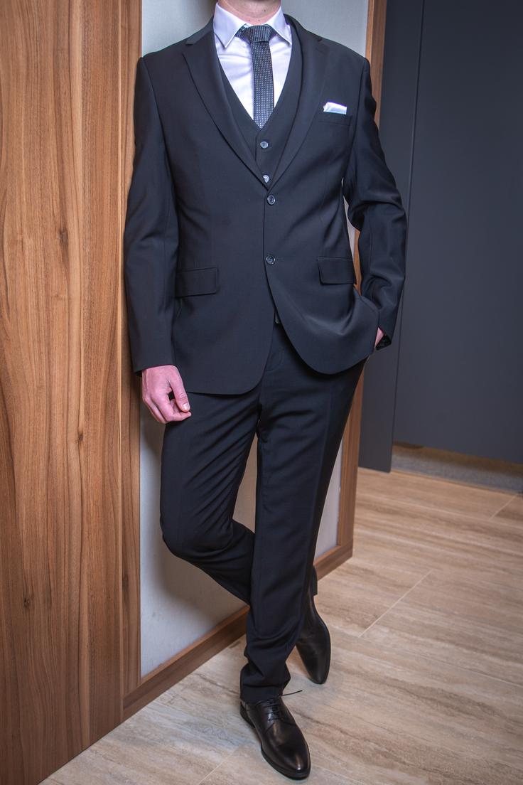 Za formalne priložnosti izberite temno obleko. | Foto: Gaja Hanuna
