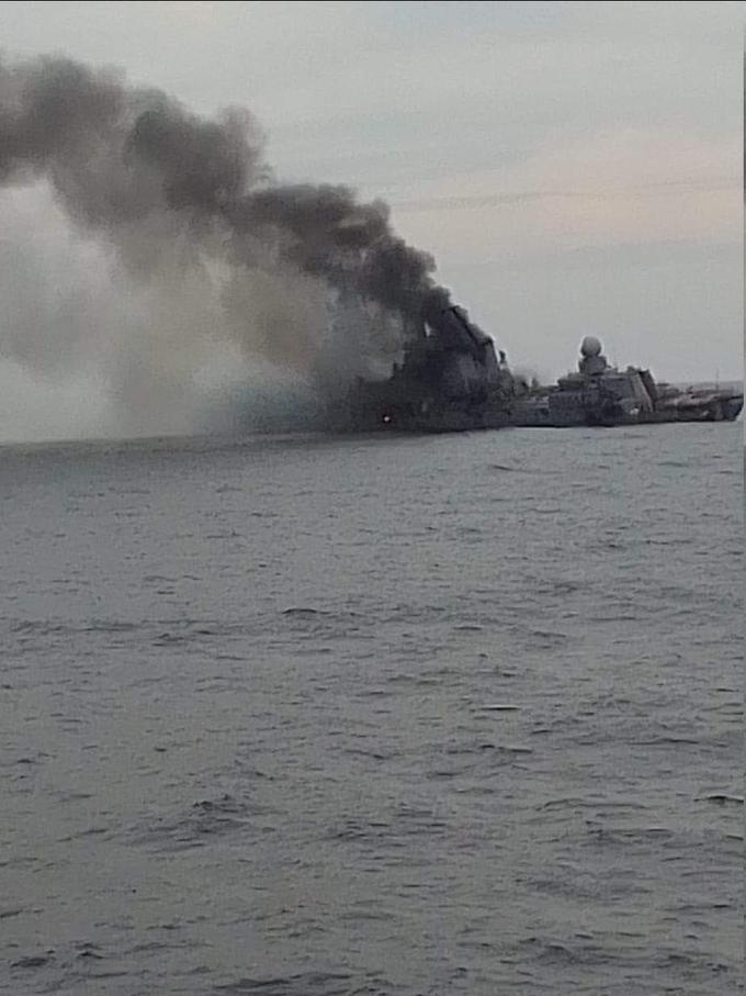 Rusija potopitev križarke pripisuje požaru na krovu in eksploziji streliva, medtem ko Kijev trdi, da so jo zadele ukrajinske rakete. | Foto: Twitter / ua_industrial