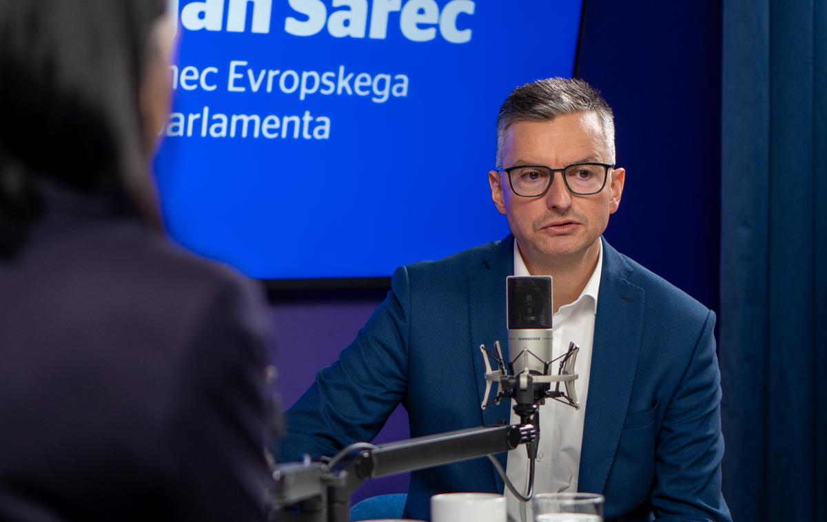 Marjan Šarec | Šarec meni, da ima vlada prav, ko poudarja potrebo po odpornosti države: "Ne gre zgolj za število pušk, ampak za splošno odpornost – politično, informacijsko, družbeno. Tudi to je varnost." Ob tem opozori še na pogosto spregledan vidik: "V varnostno-obrambnem sistemu in sistemu zaščite in reševanja moraš vlagati takrat, ko je mirno. Takrat pa ljudje tega ne razumejo – ko pa pride do krize, so prav ti isti ljudje prvi, ki očitajo, zakaj ni bilo narejenega dovolj."  | Foto Liam Toni Šironjič