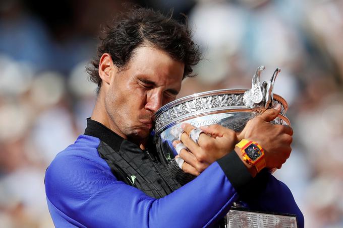 Nadal vrača udarec: takole je objemal pokal, ki ga je osvojil po tem, ko je v finalu turnirja French Open v Parizu premagal Federerjevega rojaka Stana Wawrinko, junij 2017. | Foto: Reuters