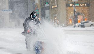 ZDA: zaradi snežnega neurja prekinili testiranja in cepljenja #foto