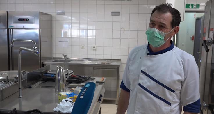 "Glede na to, da imam svojo hišo, sem pri sebi doma popravil že marsikatero stvar, tako da to ne predstavlja težave," pojasnjuje vodja kuhinje Srečko Erjavec. | Foto: Planet TV