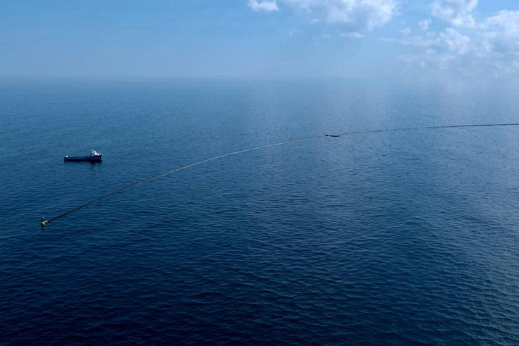 Glavna dela pacifiškega čistilnega sistema organizacije The Ocean Cleanup sta plovna komponenta, od 600 metrov do dveh kilometrov dolga cev z velikim premerom, ki s seboj vleče površinske plastične smeti in skrbi za to, da se celoten sistem po oceanu premikal s pomočjo vetra in valovanja, in trimetrska stena, pritrjena na dno cevi, ki lovi kose plastike, skrite tik pod morsko gladino. Sistem je bil zasnovan tako, da se naj bi premikal hitreje od plastičnih smeti, ki jih sem ter tja po oceanu nosijo skoraj izključno morski tokovi, in jih s tem zbiral na enem mestu. To se je na začetku izjalovilo, saj je čistilni sistem plul prepočasi, zaradi česar so mu smeti uhajale. | Foto: The Ocean Cleanup