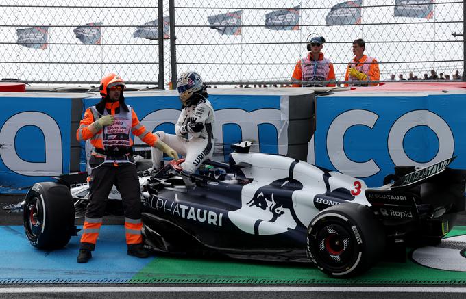 Le nekaj minut za Piastrijem je v istem zavoju trčil še Daniel Ricciardo. | Foto: Reuters