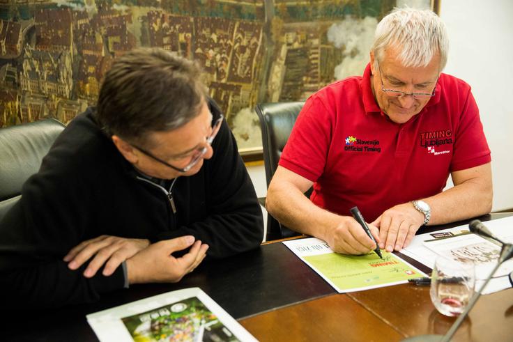 Ljubljanski župan Zoran Janković, direktor Timinga Ljubljana Gojko Zalokar in Janko Kramžar, direktor Snage Ljubljana so podpisali zavezo Zero Waste, s čimer so se obvezali k čistemu okolju, učinkoviti rabi virov in nižjemu ogljičnemu odtisu. | Foto: 