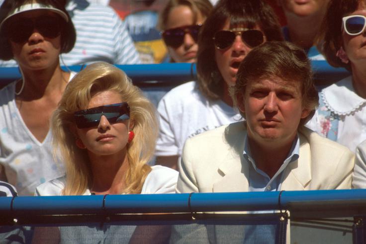 Ivana je bila s Trumpom poročena med letoma 1977 in 1992. To je bil njen drugi zakon. Med letoma 1971 in 1973 je bila namreč poročena z Avstrijcem Alfredom Winklmayerjem. V zakonski jarem z Avstrijcem ni skočila iz ljubezni, ampak ker je bil to verjetno edini način, da lahko zakonito zapusti Češkoslovaško socialistično republiko (ČSSR) in odide na Zahod. Po ločitvi s Trumpom se je Ivana Trump še dvakrat poročila.   | Foto: Guliverimage/Getty Images