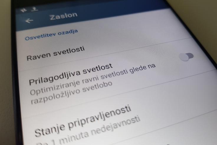 Maksimalna svetlost zaslona je popolnoma zadovoljiva, a jo je mogoče ročno nastaviti šele, ko v nastavitvah izklopimo samodejno prilagajanje okoliški svetlobi (prilagodljiva svetlost oziroma Adaptive Brightness). To je dobro vedeti, preden telefon odnesemo na servis, češ da zaslon ni dovolj svetel. | Foto: Matic Tomšič