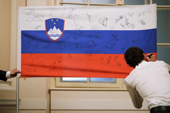 Predsednikova zastava je bogatejša za podpis svežega upokojenca. | Foto: Daniel Novakovič/STA