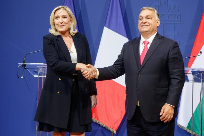 Marine Le Pen ima zelo dobre odnose z madžarskim premierjem Viktorjem Orbanom, ki velja za največjega zaveznika Vladimirja Putina v EU. V začetku marca letos so mediji objavili novico, da bo Le Penova za predvolilno kampanjo dobila posojilo v višini 10,7 milijona evrov, in sicer od madžarske banke MBK, katere največji delničar naj bi bil tesen Orbanov sodelavec. | Foto: Guliverimage/Vladimir Fedorenko