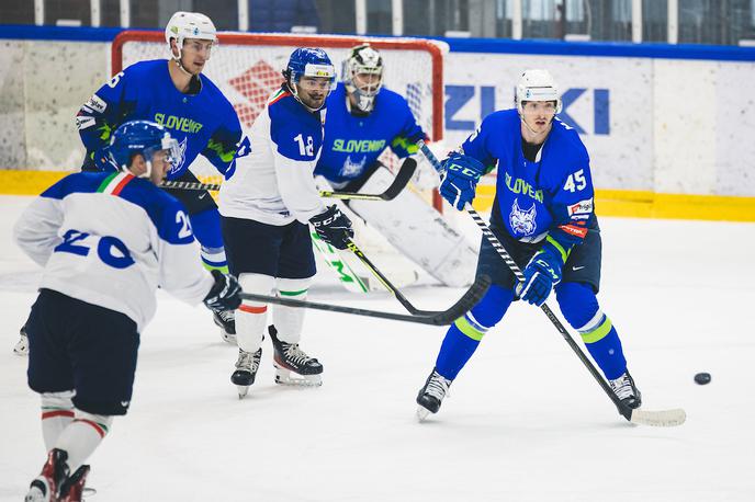 slovenska hokejska reprezentanca : Italija, pripravljalna tekma, Luka Maver (45) | Slovenski hokejisti so na zadnji tekmi novembrske reprezentančne akcije izgubili z Italijani. | Foto Grega Valančič/Sportida