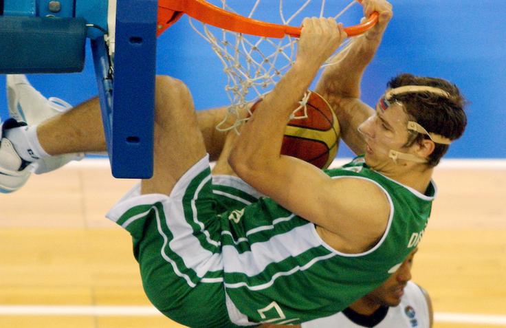 Goran Dragić je na evropskem prvenstvu leta 2007 igral z zlomljenim nosom, za zaščito pa je nosil posebno masko, na kateri je bila zastava Slovenije. | Foto: Vid Ponikvar