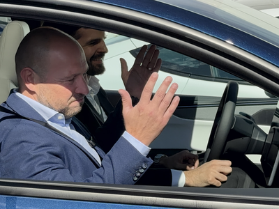 Tesla zapeljala ministra Vrtovca: “Naslednji korak za Slovenijo so robotaksiji” #video