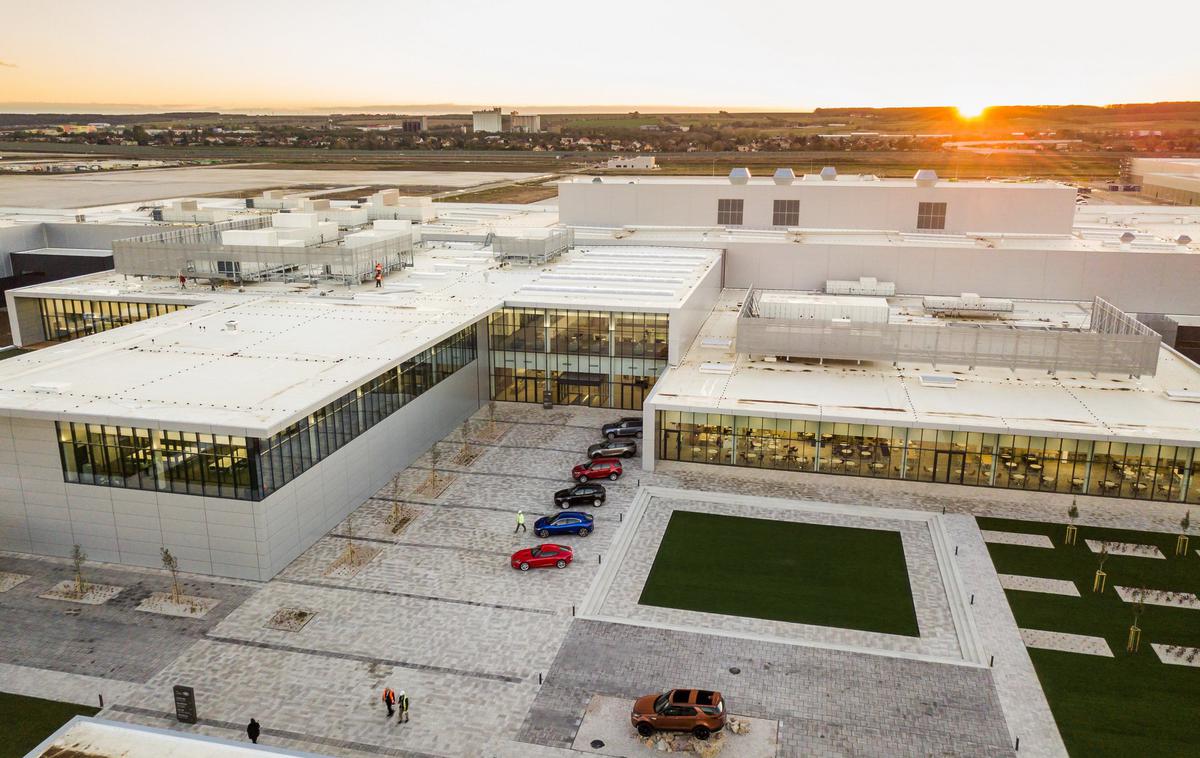 Nitra | Nova tovarna ima površino 300 tisoč kvadratnih metrov in je sposobna izdelati do 150 tisoč vozil letno. | Foto Jaguar Land Rover