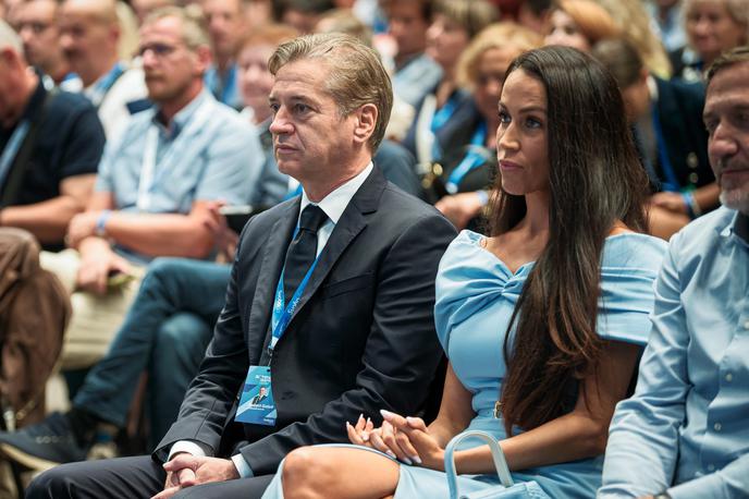 Tina Gaber in Robert Golob | Na plakatu, ki naj ne bi bil resničen, je grozilno sporočilo predsedniku vlade in njegovi ženi. | Foto STA