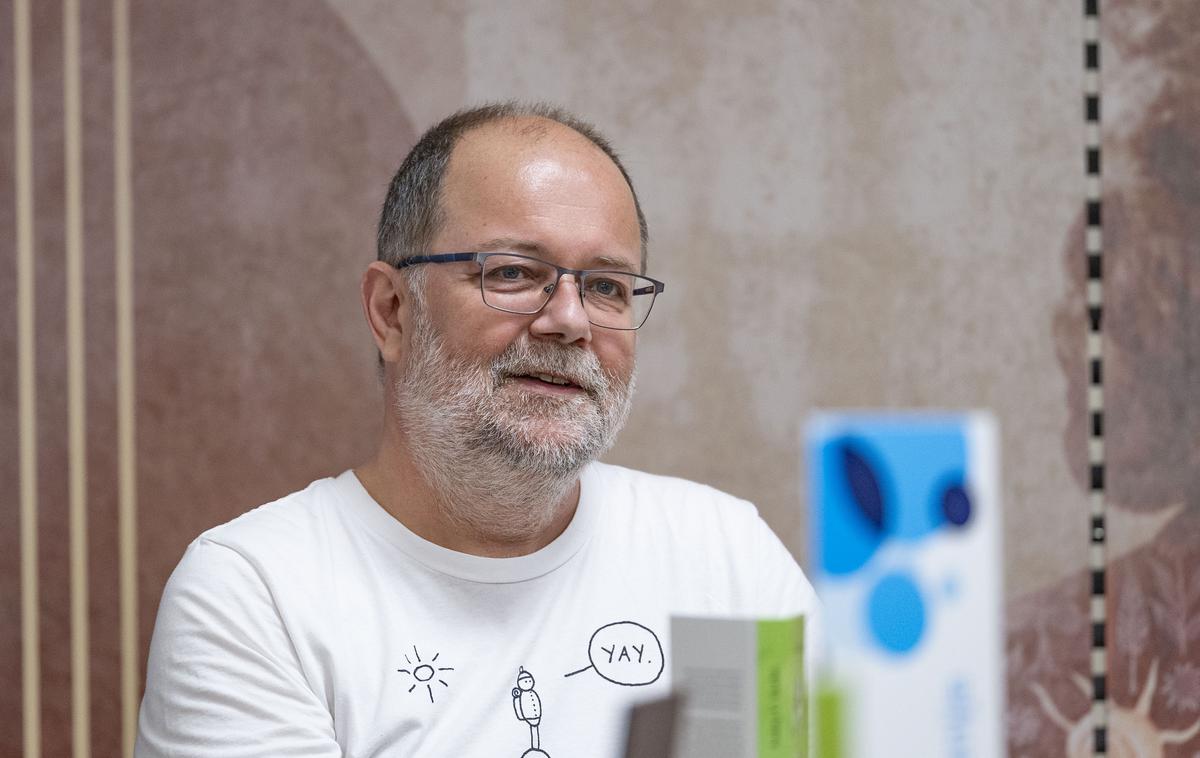 Bralna značka 2025 | "Mislim, da nas umetna inteligenca ne more nadomestiti v tistem, kar je naloga prave literature – preizpraševanje resničnih človeških stisk, sočutje do njih. Zagotavlja lahko zabavo, ampak ta je kratkega veka." | Foto Ana Kovač