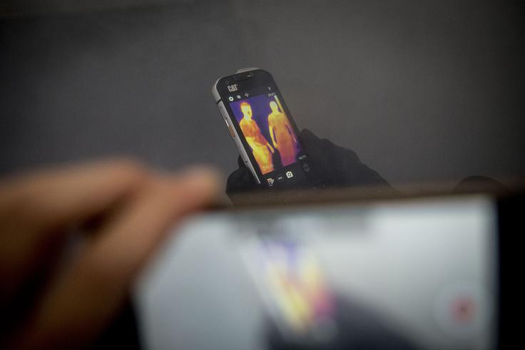 Termalna kamera proizvajalca FLIR, ki je vgrajena v pametni mobilni telefon CAT S60, zaznava temperature in temperaturne razlike do razdalje 30 metrov tudi v popolni temi in prostorih, polnih dima, ali pod vodo. | Foto: 
