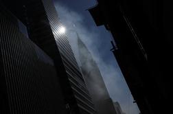 Velik požar zajel streho nebotičnika v središču New Yorka