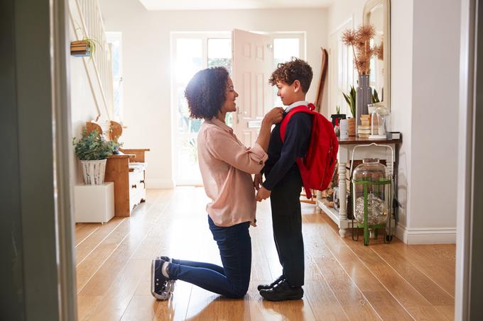Svojemu malčku pred odhodom v šolo povejte, da ste ponosni nanj.  | Foto: Getty Images