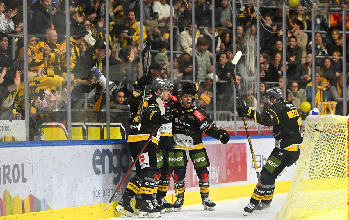 Pustertal | Pustertal, za katerega igra slovenski napadalec Rok Tičar, lahko zvečer na prvem mestu tekmovanja prehiti Olimpijo. | Foto HC Pustertal/Iwan Foppa