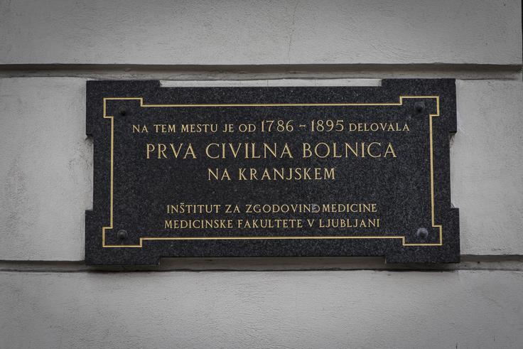 Tabla, ki na današnji stavbi na vogalu Dalmatinove ulice in Slovenske ceste spominja na zgodovino tega kraja. | Foto: Bojan Puhek