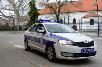 V hudem trčenju avtobusa in osebnega vozila v Srbiji ena oseba umrla, skoraj 40 je poškodovanih