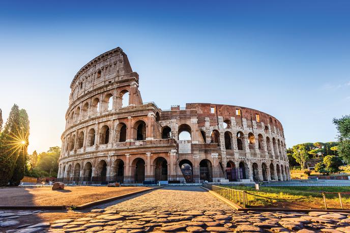 Kolosej | Danes je Kolosej ena najbolj obiskanih turističnih znamenitosti v Rimu in velja za enega največjih dosežkov antične rimske arhitekture. Zaščiten je kot Unescova svetovna dediščina. | Foto Shutterstock