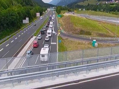 Naporna nedelja na cestah po Sloveniji, nastajajo zastoji