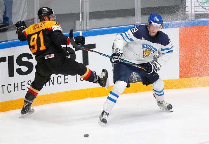 18-letni Patrik Laine je na dveh tekmah svojega premiernega članskega SP dosegel že štiri zadetke in soigralce zaposlil z dvema podajama. | Foto: Reuters