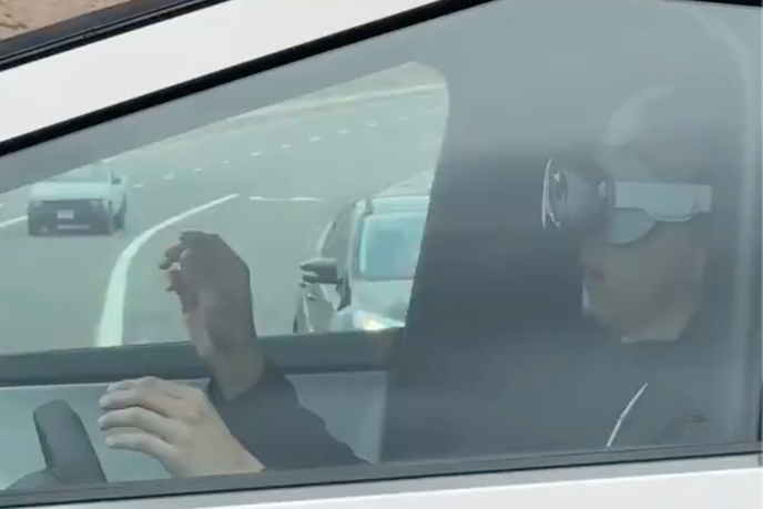 Noro ali zaigrano? Američane razburil voznik z Applovim čudom. #video